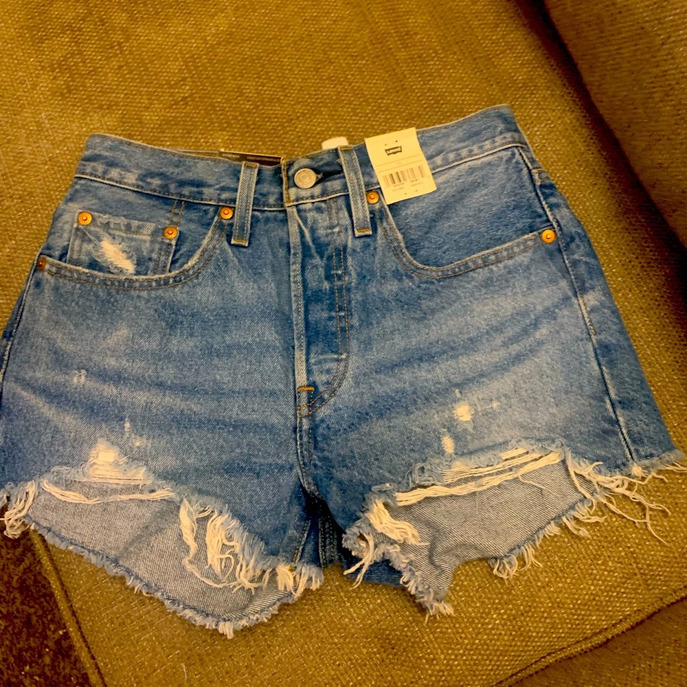 Cute as hell daisy duke levi jean shorts